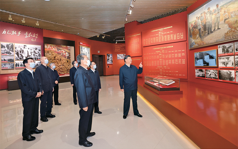 2022年10月27日,中共中央總書記、國家主席、中央軍委主席習(xí)近平帶領(lǐng)中共中央政治局常委李強(qiáng)、趙樂際、王滬寧、蔡奇、丁薛祥、李希,瞻仰延安革命紀(jì)念地。這是習(xí)近平等在延安革命紀(jì)念館,參觀《偉大歷程——中共中央在延安十三年歷史陳列》。 新華社記者 鞠鵬/攝