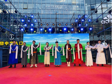 唱響紅色情懷 舞動(dòng)愛(ài)黨之情——呼和浩特民族學(xué)院開(kāi)展迎“七一”主題黨日活動(dòng)暨校園烏蘭牧騎走進(jìn)新城區(qū)文藝演出