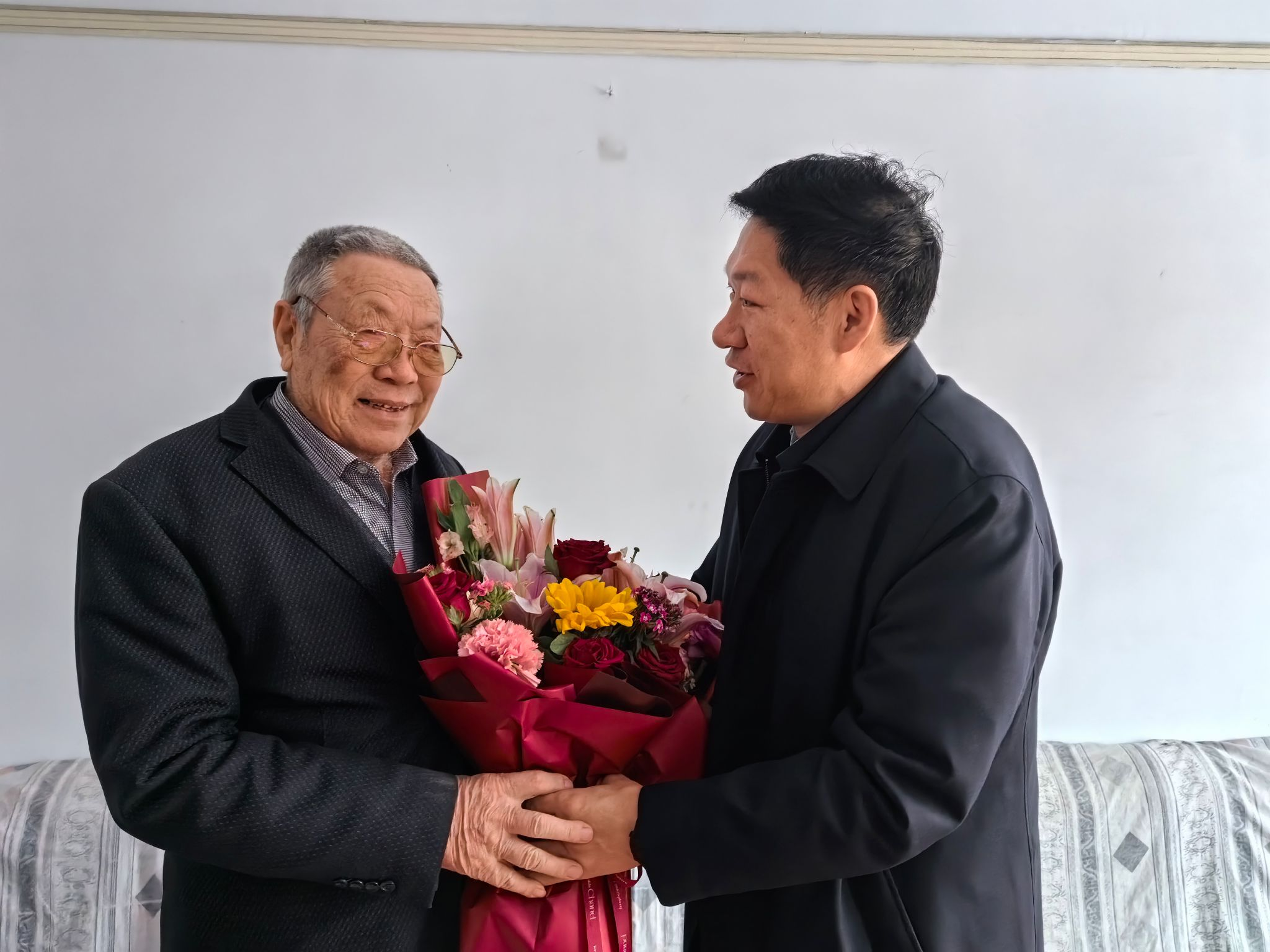 學(xué)校領(lǐng)導(dǎo)2024年春節(jié)前夕走訪慰問離退休老干部、老教師